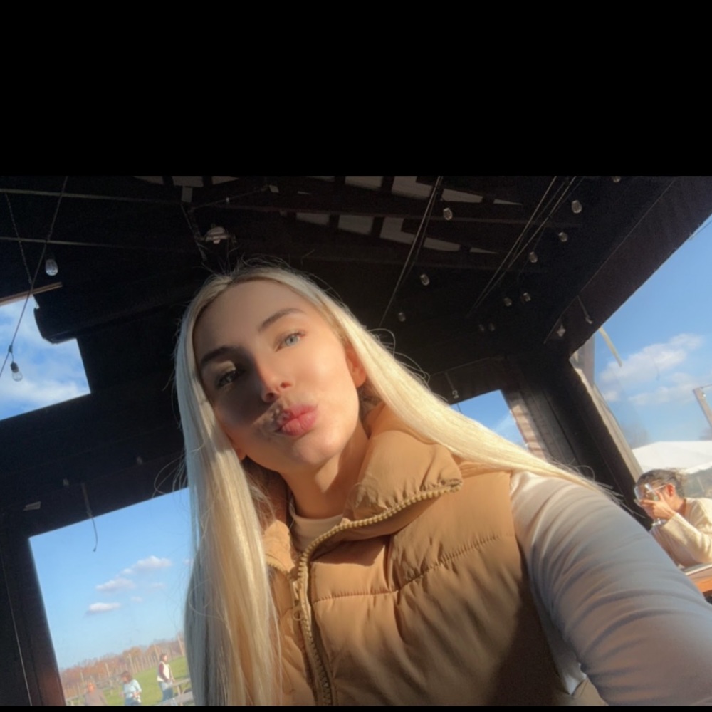 Meet your posher, Amber / Queen AC